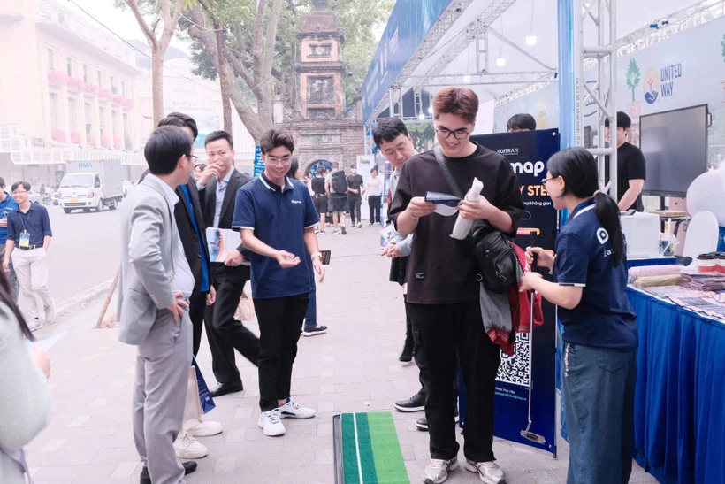 Người dân tham quan, trải nghiệm các sản phẩm công nghệ tại Techfest 2025, qua đó lan tỏa tinh thần khởi nghiệp sáng tạo.