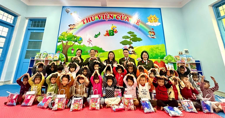 Đại diện Ban tổ chức và các nhà tài trợ chụp ảnh lưu niệm với các bé Trường mầm non Lâm Thủy.