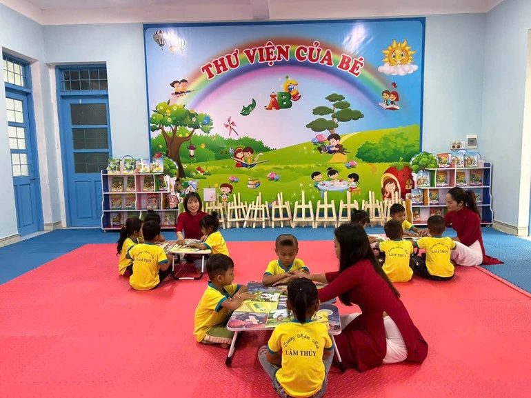 Các nhà tài trợ đã trao tặng sách, thiết bị học tập và các học liệu (trị giá gần 100 triệu đồng) cho Thư viện thông minh của bé tại Trường mầm non Lâm Thủy.