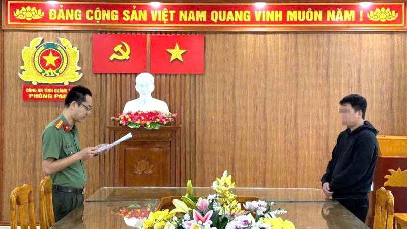 Đại diện Phòng An ninh chính trị nội bộ Công an tỉnh công bố quyết định xử phạt hành chính đối tượng vi phạm (Ảnh: CAQT)