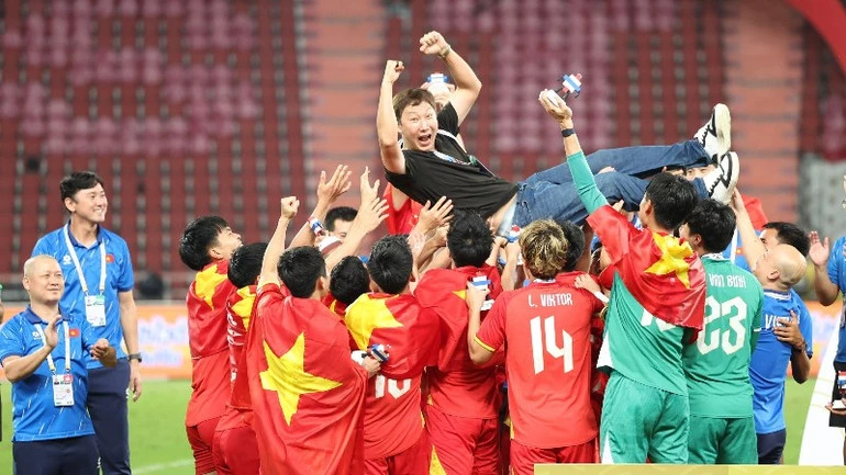 Huấn luyện viên Kim Sang-sik tiếp tục mang thành công đến với bóng đá Việt Nam.