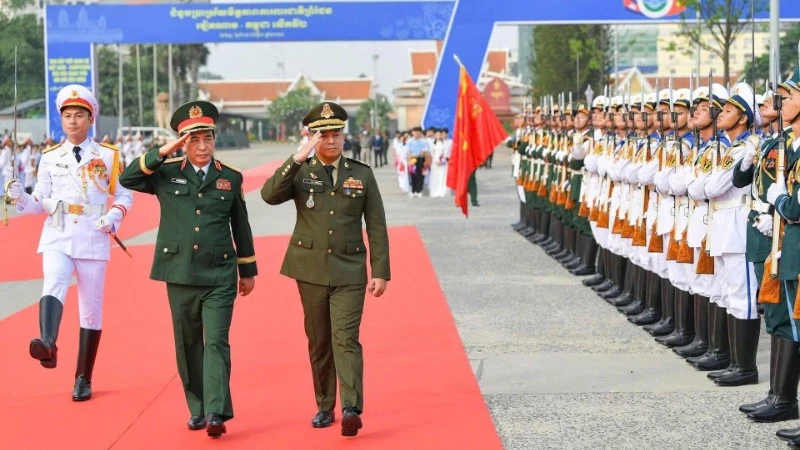 Bộ trưởng Quốc phòng Phan Văn Giang và Bộ trưởng Quốc phòng Thổ Nhĩ Kỳ Yasar Guler duyệt đội hình danh dự - Ảnh: Thế Đại