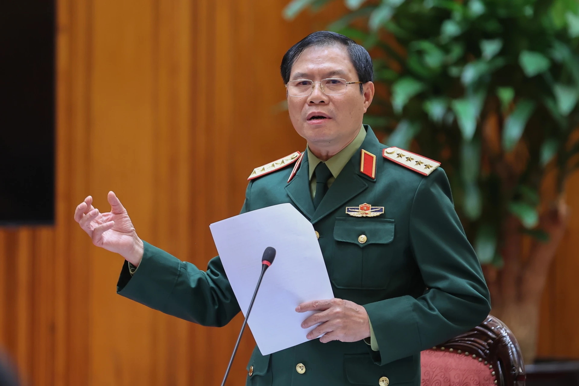 Đại biểu báo cáo tại cuộc họp - Ảnh: VGP/Nhật Bắc