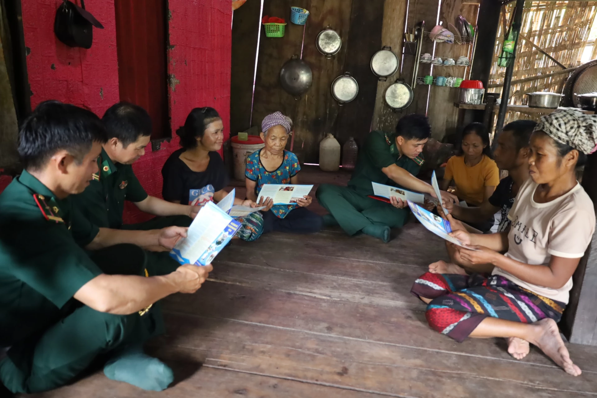 Cán bộ, chiến sĩ tổ công tác Biên phòng K-Ai luôn kiên trì “đi từng ngõ, gõ từng nhà, nói từng việc” để dân hiểu, dân tin - Ảnh: H.Chi