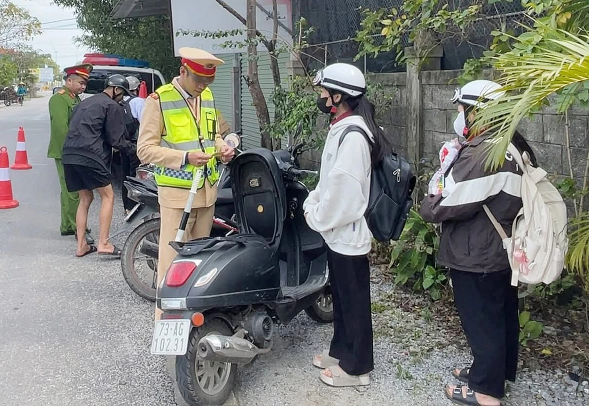 Lực lượng Cảnh sát giao thông phối hợp với công an xã kiểm tra việc chấp hành pháp luật về an toàn giao thông đối với học sinh. ảnh: B.T