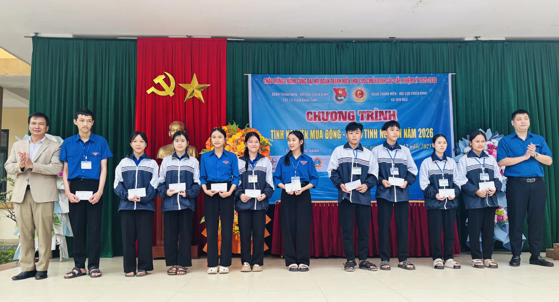 Trao học bổng cho học sinh nghèo vượt khó - Ảnh: K.H