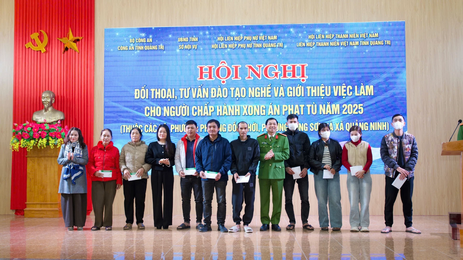 Tặng quà cho người chấp hành xong án phạt tù