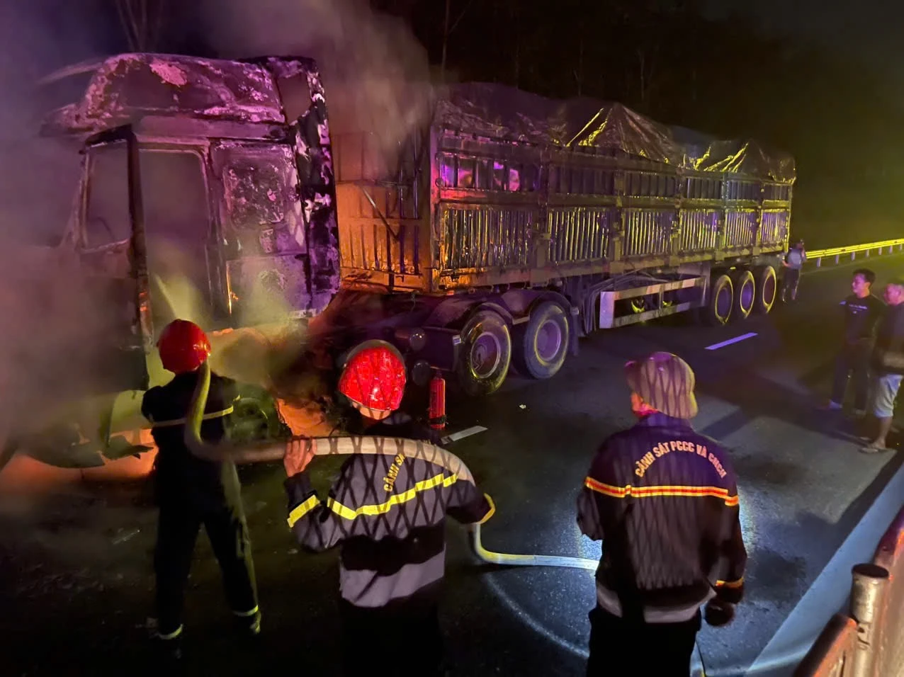 Hiện trường vụ cháy xe ô tô đầu kéo trên cao tốc Cam Lộ - Vạn Ninh - Ảnh: Trung Đức