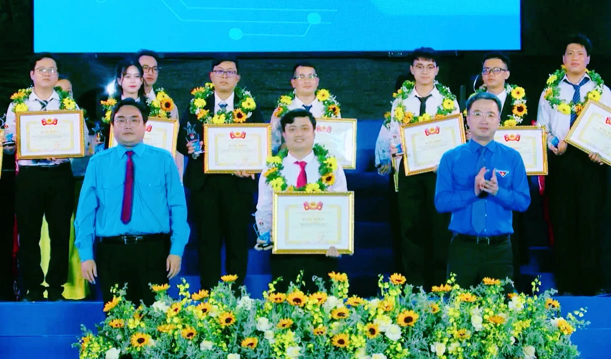 Anh Lê Ngọc Trí, Phó Bí thư Đoàn xã Nam Hải Lăng được vinh danh giải thưởng Tuổi trẻ sáng tạo năm 2025 - Ảnh: T.L