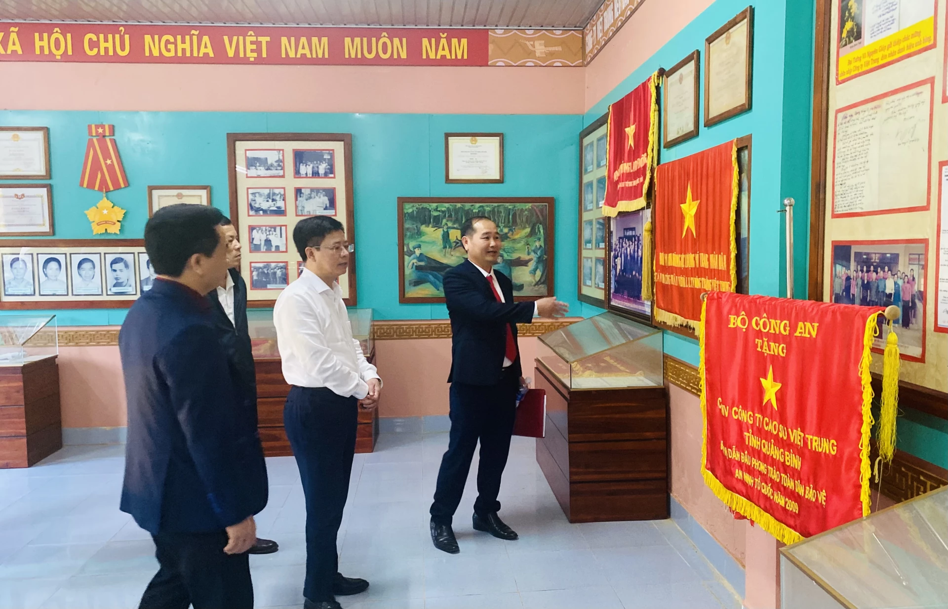 Các đại biểu tham quan phòng truyền thống Công ty Cổ phần Việt Trung Quảng Bình - Ảnh: T.L