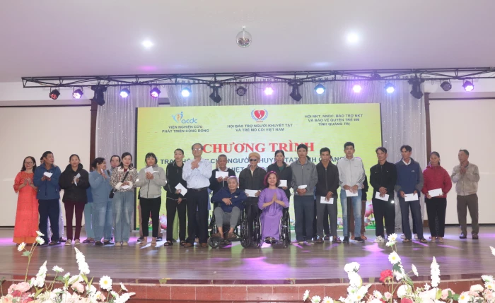 Trao 100 suất quà cho người khuyết tật bị ảnh hưởng bởi thiên tai