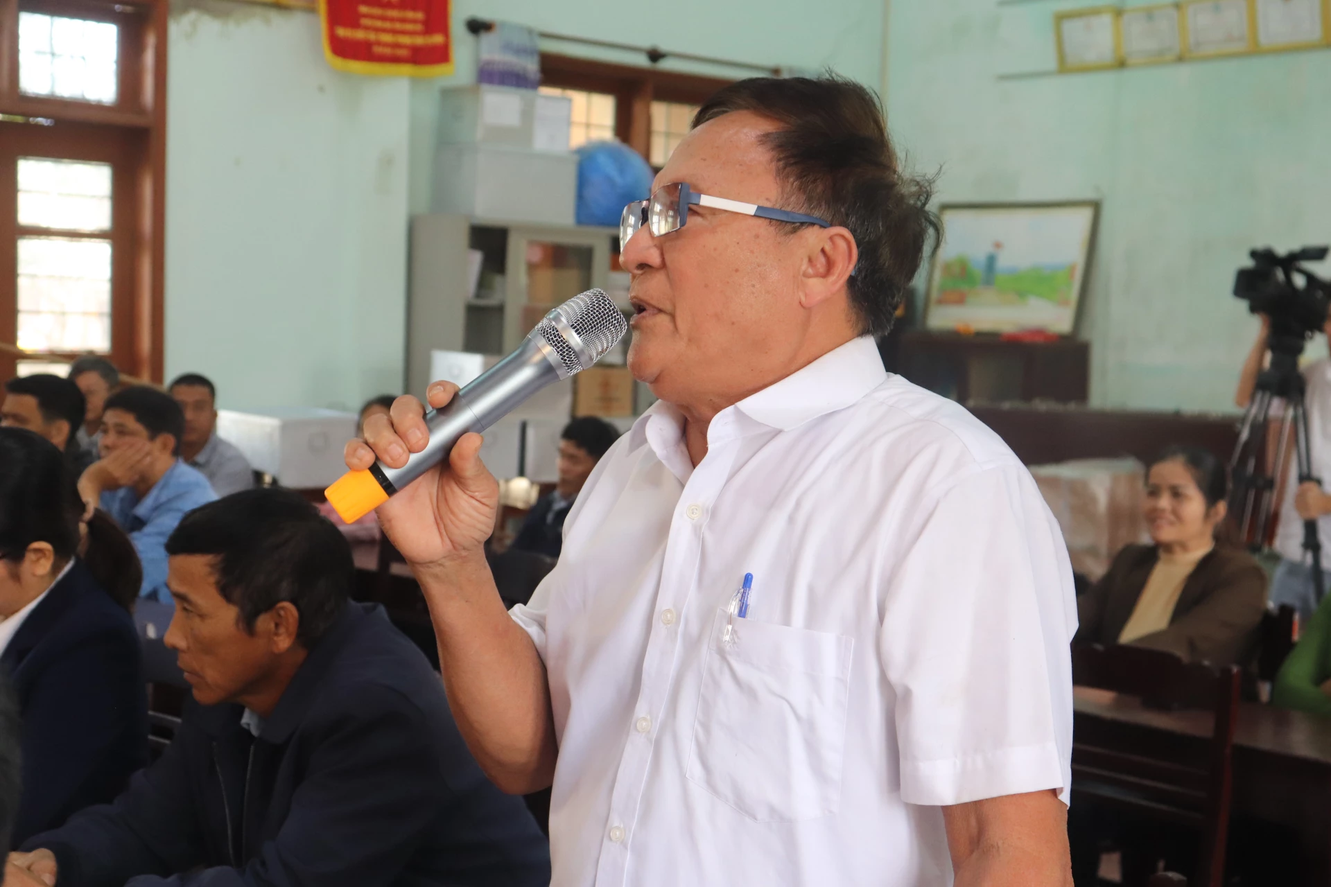 Cử tri xã Vĩnh Thủy kiến nghị tâm tư, nguyện vọng - Ảnh: T.P