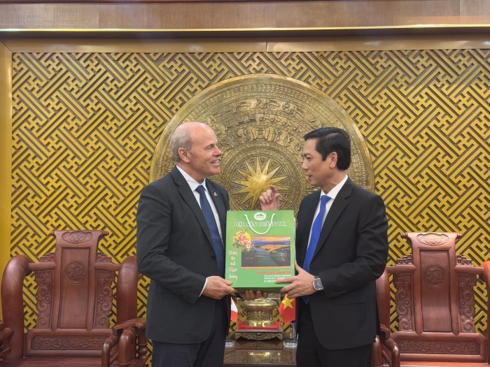 Phó Chủ tịch Thường trực UBND tỉnh Hoàng Nam tiếp xã giao Đại sứ Canada tại Việt Nam