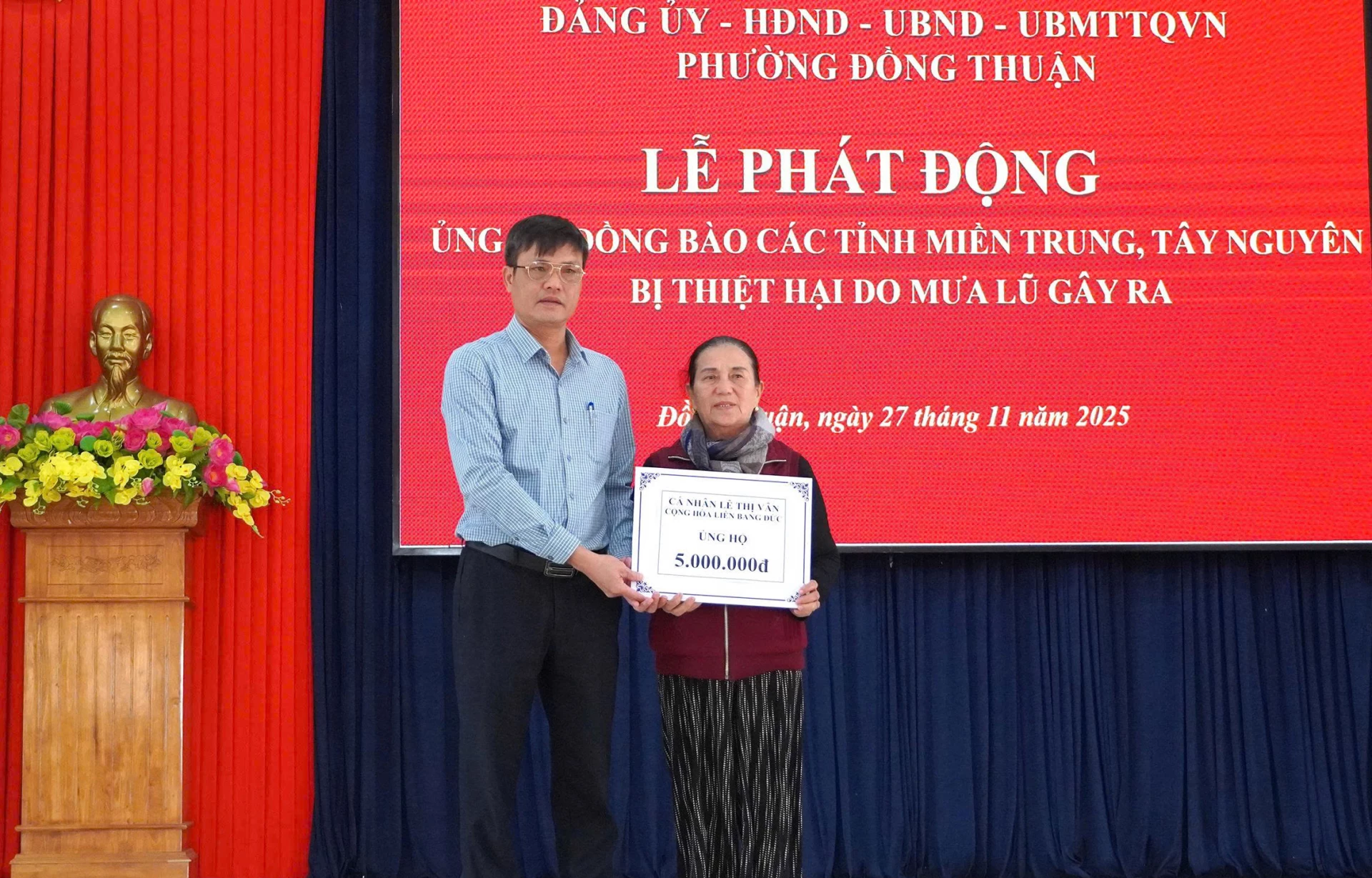 Cá nhân bà Nguyễn Thị Mâng (70 tuổi, ở tổ dân phố Tân Phú, phường Đồng Thuận) trao 5 triệu đồng cho Ủy ban MTTQ Việt Nam phường gửi đến đồng bào vùng lũ - Ảnh: H.Tr