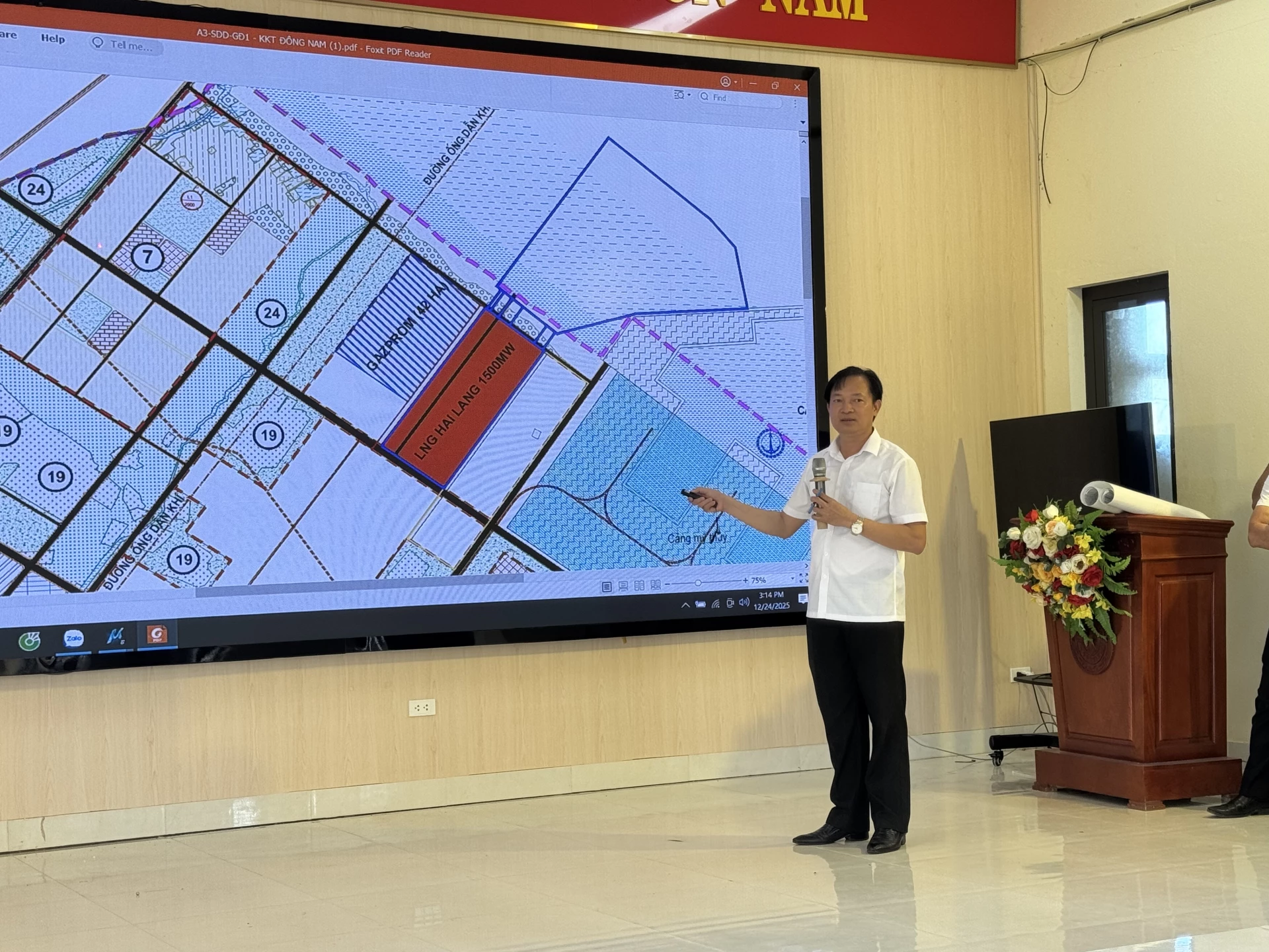 Chủ tịch UBND xã Mỹ Thuỷ Cáp Xuân Tá báo cáo tiến độ GPMB các dự án trọng điểm- Ảnh: Mai Linh