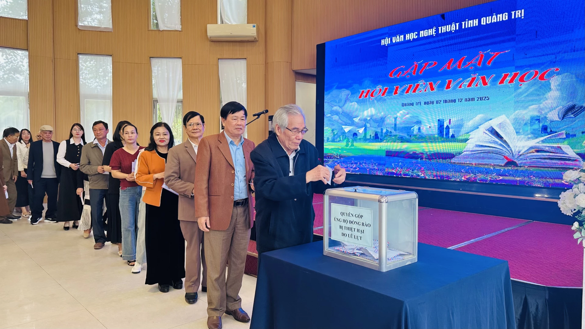 Các hội viên Hội Văn học Nghệ thuật tỉnh Quảng Trị ủng hộ đồng bào miền Trung, Tây Nguyên bị ảnh hưởng do thiên tai. Ảnh: B.N