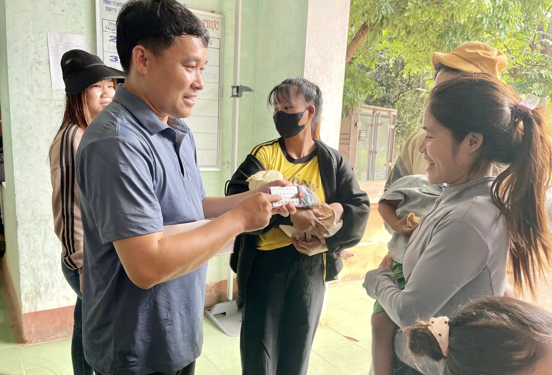 Cán bộ dân số tuyên truyền về chăm sóc sức khỏe sinh sản cho người dân - Ảnh: T.A