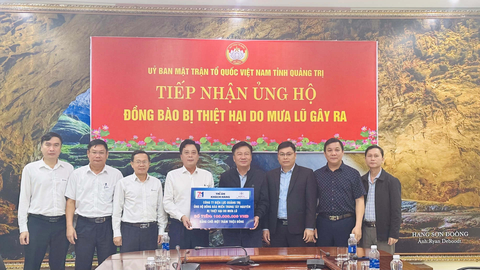 Đồng chí Phó Chủ tịch Thường trực Uỷ ban MTTQVN tỉnh Quảng Trị tiếp nhận nguồn hỗ trợ khắc phục hậu quả thiên tai từ Công ty Điện lực Quảng Trị. Ảnh: B.N