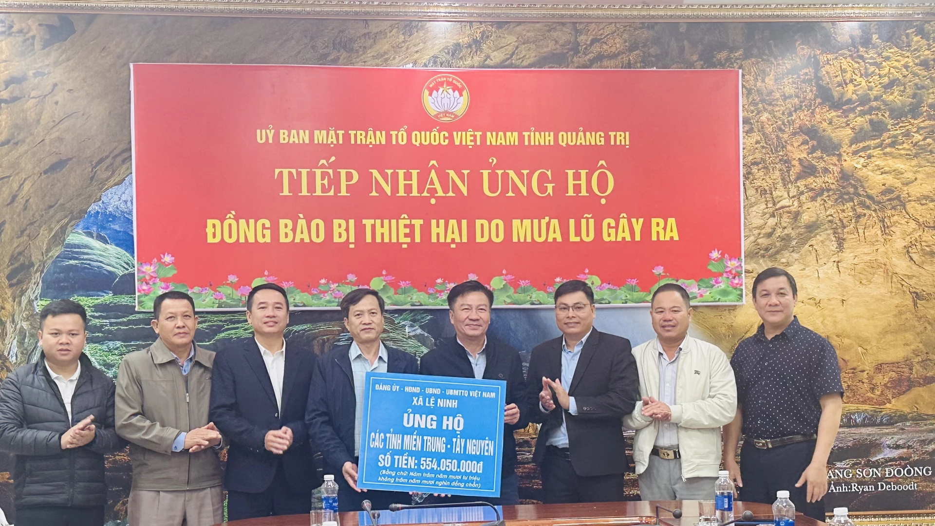 Đồng chí Phó Chủ tịch Thường trực Uỷ ban MTTQVN tỉnh Quảng Trị tiếp nhận nguồn hỗ trợ khắc phục hậu quả thiên tai từ Đảng uỷ, HĐND, UBND, Uỷ ban MTTQVN xã Lệ Ninh. Ảnh: B.N