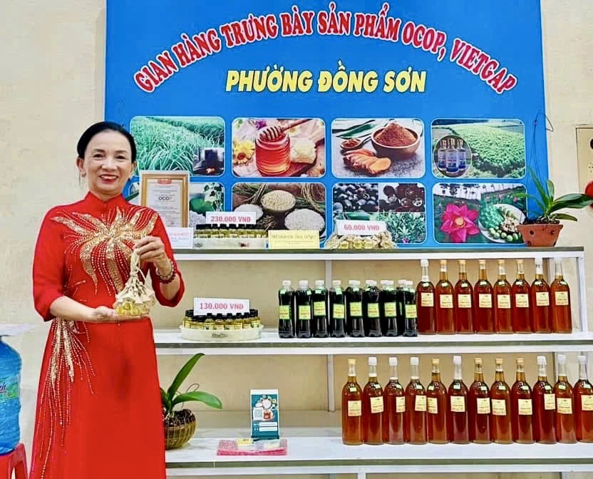 Hoạt động trưng bày, giới thiệu sản phẩm OCOP, các sản phẩm đặc trưng của phường Đồng Sơn góp phần đưa hàng Việt đến gần hơn với cộng đồng - Ảnh: T.A