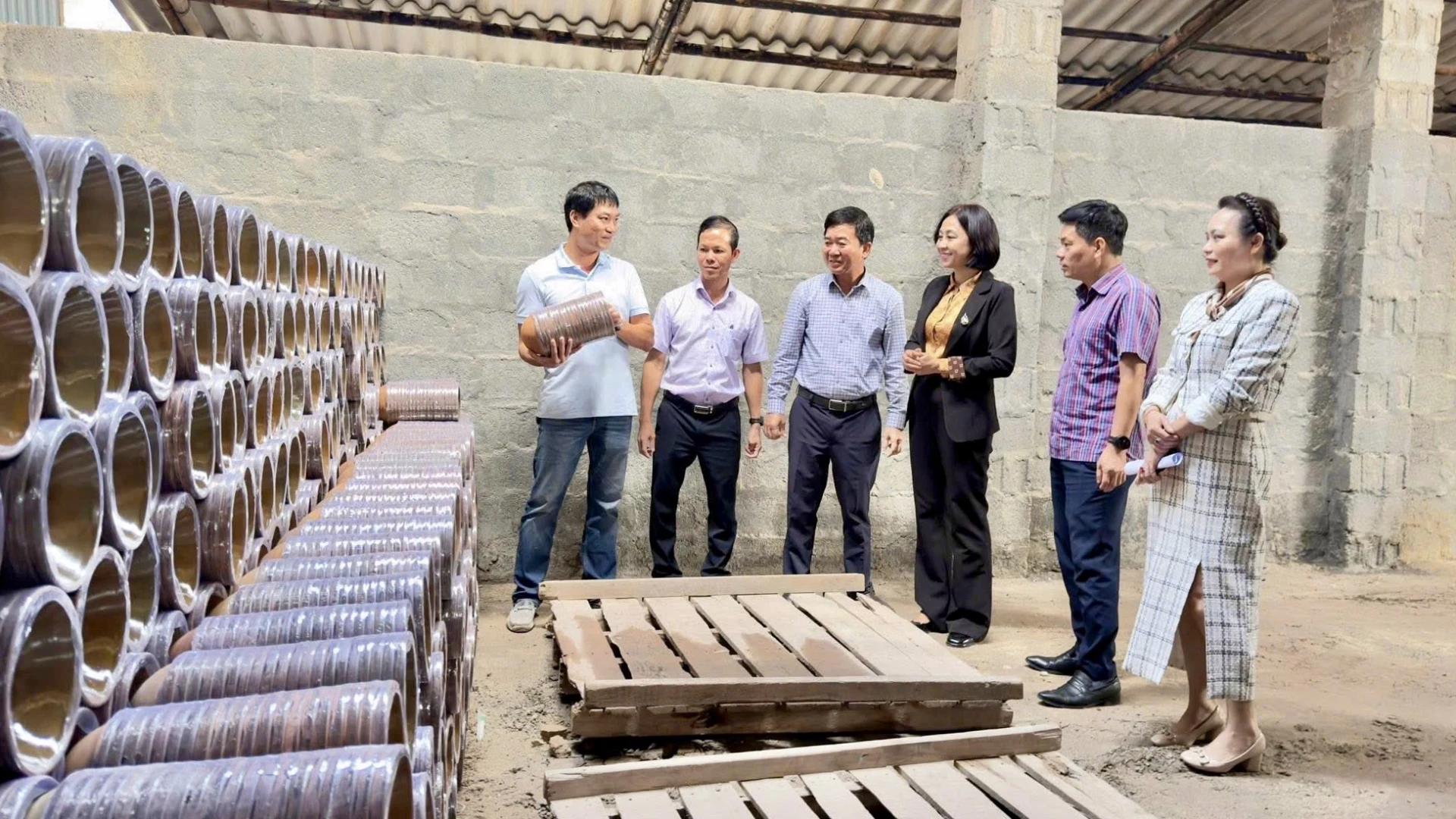 Cán bộ phường Đồng Sơn khảo sát tại các cụm công nghiệp để nắm bắt tình hình sản xuất, kinh doanh của doanh nghiệp - Ảnh: T.A