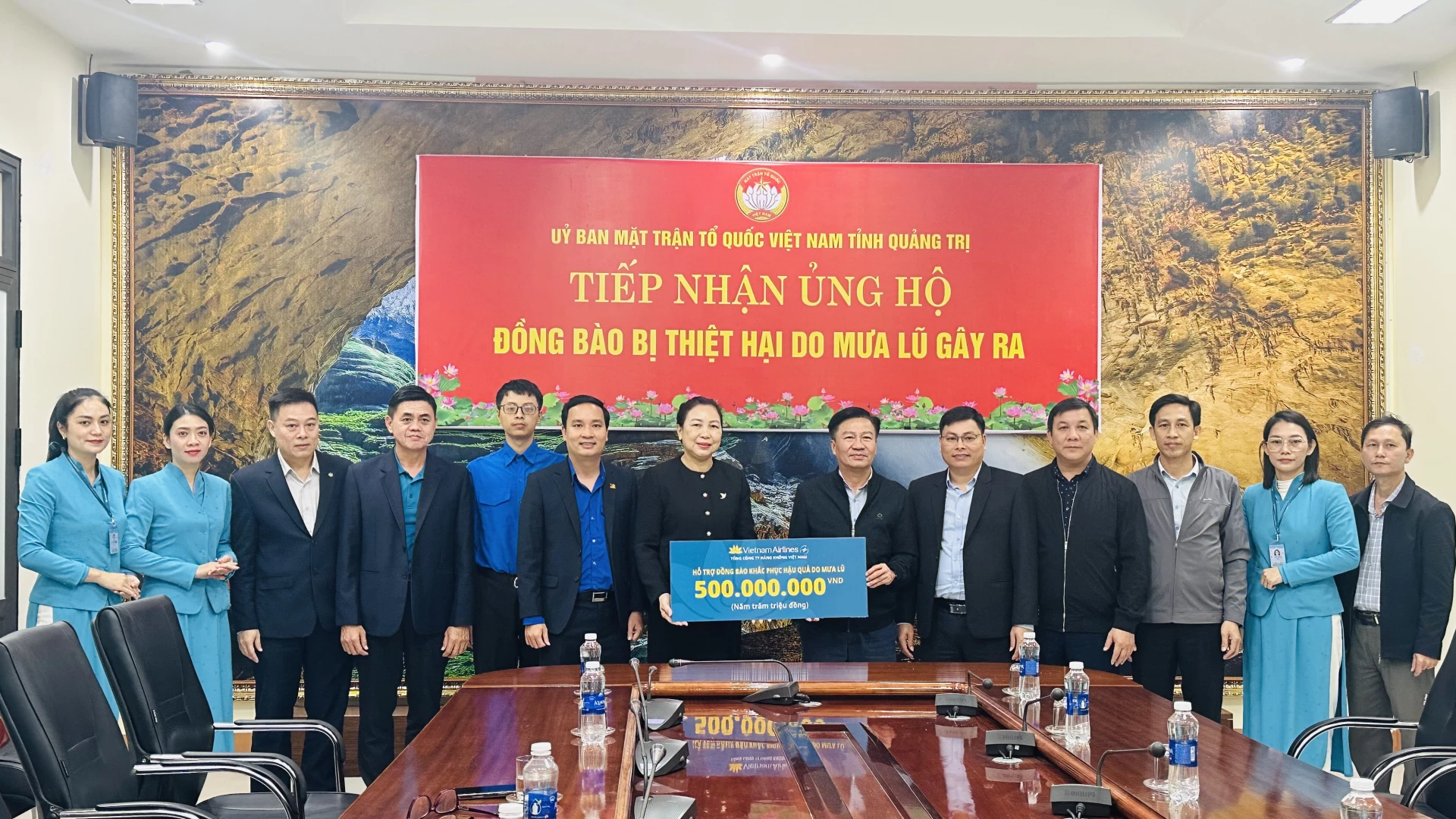 Đồng chí Phó Chủ tịch Thường trực Uỷ ban MTTQVN tỉnh Quảng Trị tiếp nhận nguồn hỗ trợ khắc phục hậu quả thiên tai từ Tổng Công ty hàng không Việt Nam (Vietnam Airlines). Ảnh: B.N