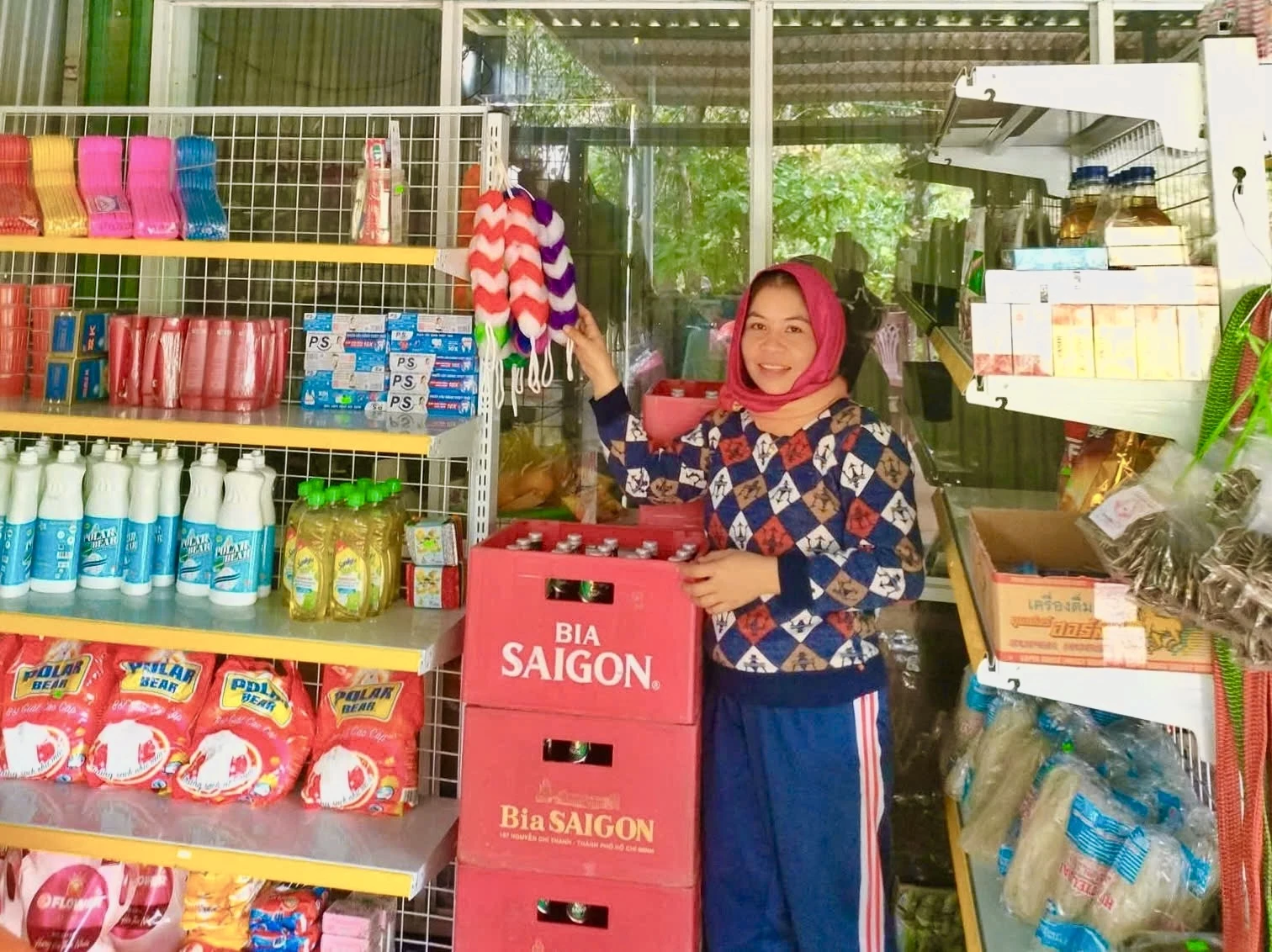 Quầy tạp hóa của chị Hồ Thị Manh, thôn Ba Nang, xã Đakrông - Ảnh: B.N