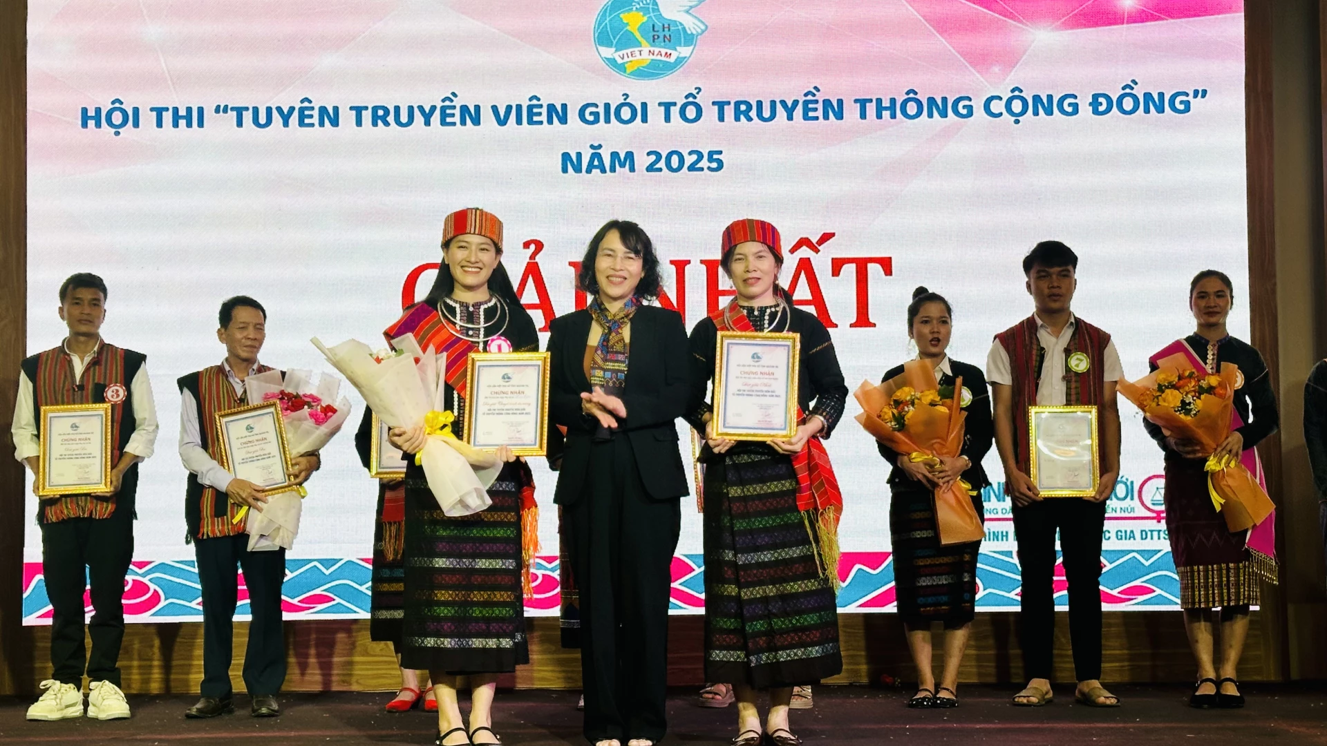 Ban tổ chức trao giải Nhất cho Tổ truyền thông cộng đồng xã Kim Ngân. Ảnh: B.N

