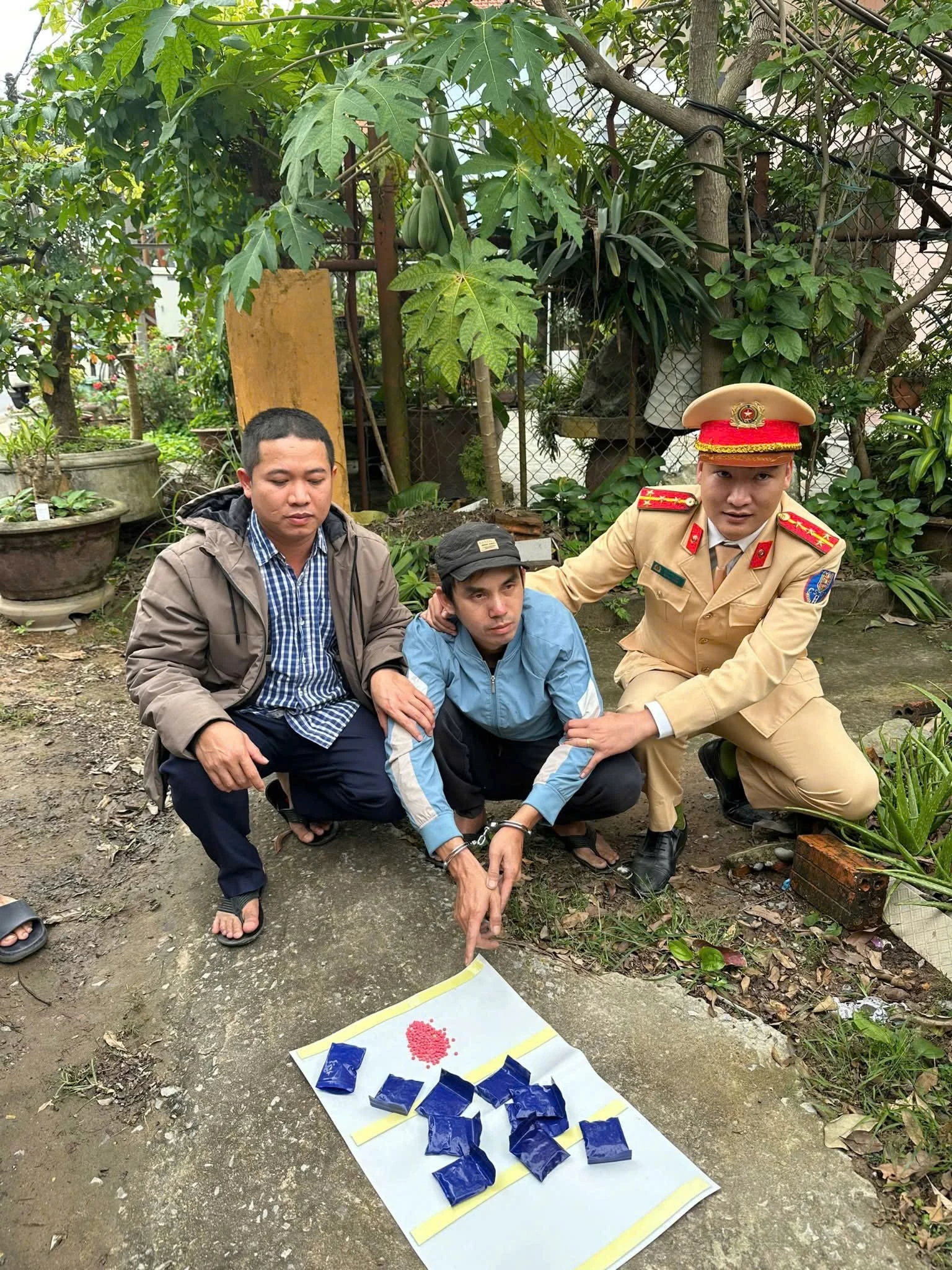 Đối tượng Nguyễn Tiến Thành bị lực lượng chức năng bắt giữ do mua bán trái phép chất ma tuý - Ảnh: B.N