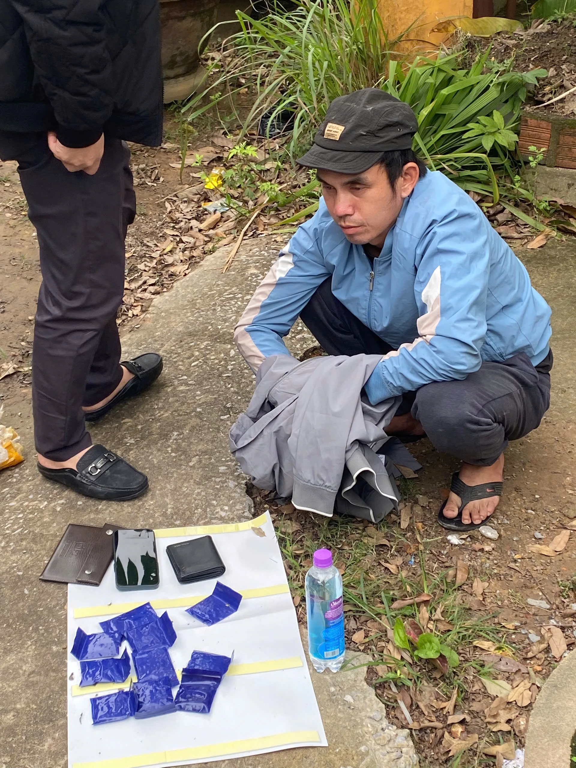 Đối tượng Nguyễn Tiến Thành cùng tang vật bị thu giữ - Ảnh: B.N

