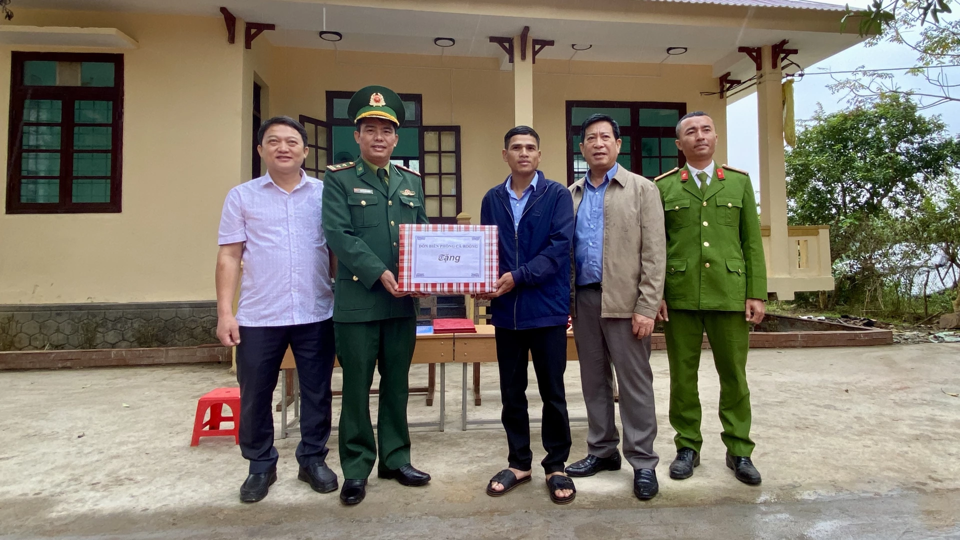 Đồn Biên phòng Cà Roòng trao quà cho bản Chăm Pu - Ảnh: H.N