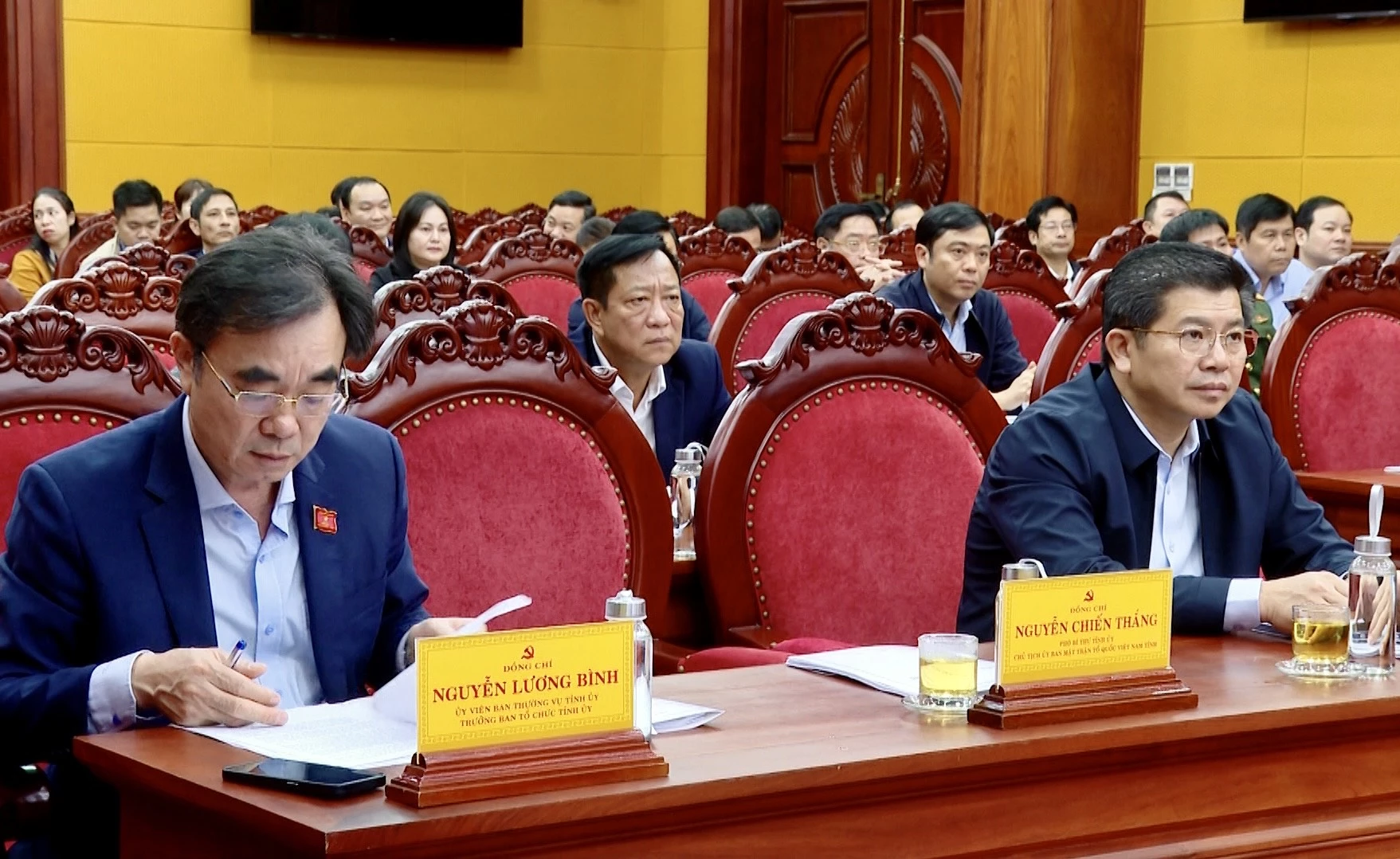 Đồng chí Trần Vũ Khiêm, Phó Bí thư Thường trực Tỉnh ủy; đồng chí Nguyễn Lương Bình, Ủy viên Ban Thường vụ Tỉnh ủy, Trưởng Ban Tổ chức Tỉnh ủy dự hội nghị tại điểm cầu Quảng Trị - Ảnh: T.T