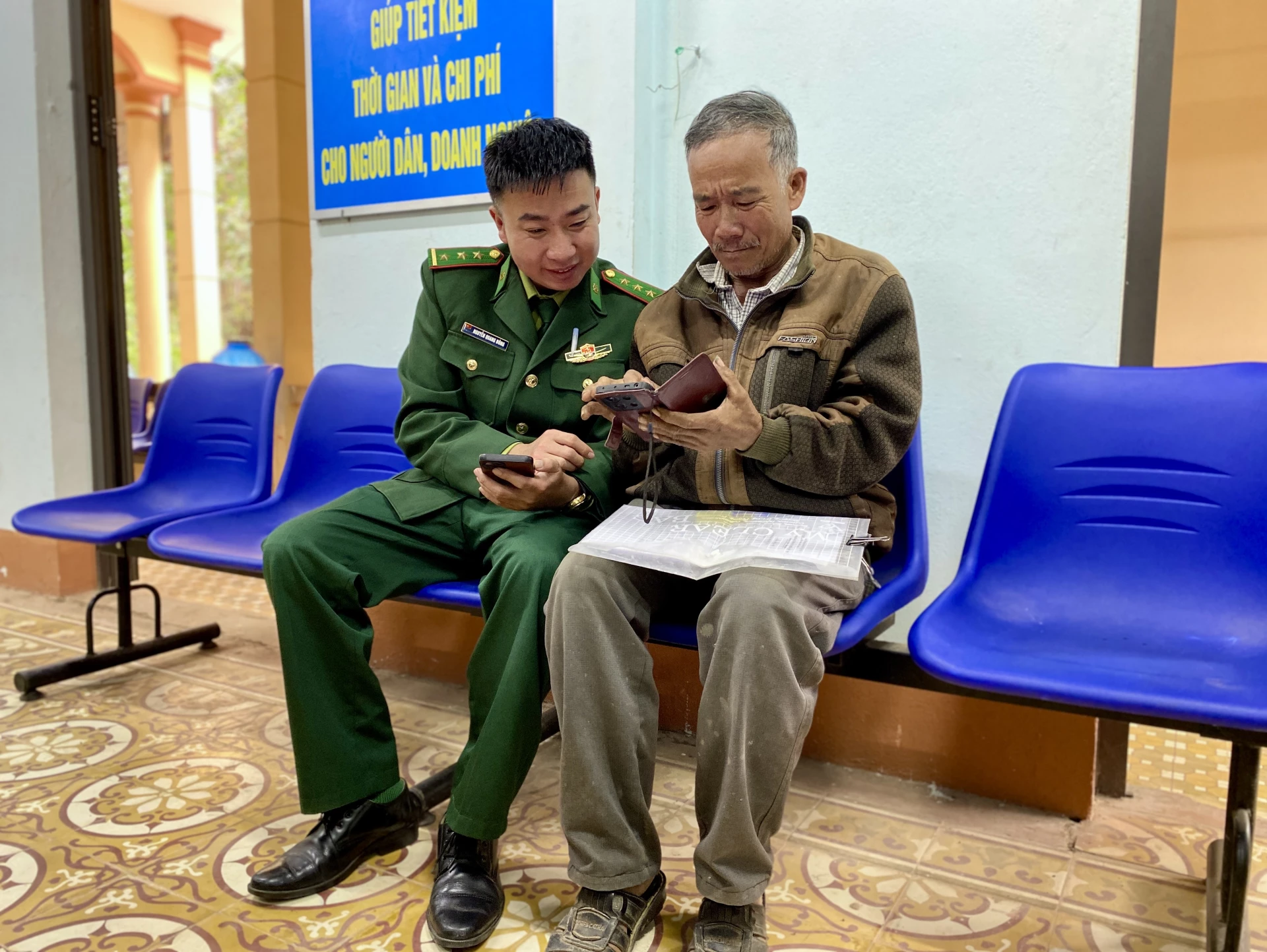 Bộ đội Biên phòng tỉnh hướng dẫn người dân cài đặt ứng dụng VNeID trên điện thoại di động - Ảnh: H.N