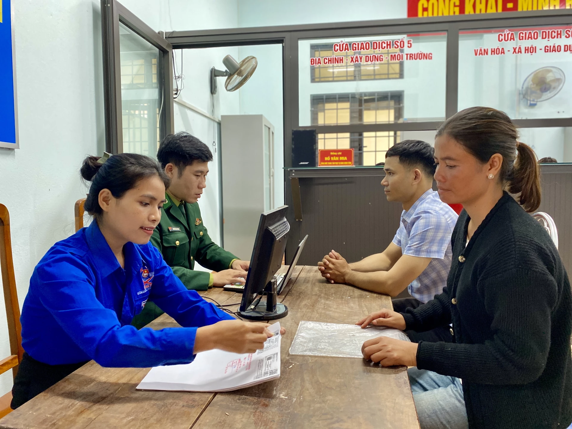 Các đội hình tình nguyện của Bộ đội Biên phòng tư vấn cho người dân thực hiện thủ tục hành chính tại xã Lìa - Ảnh: H.N