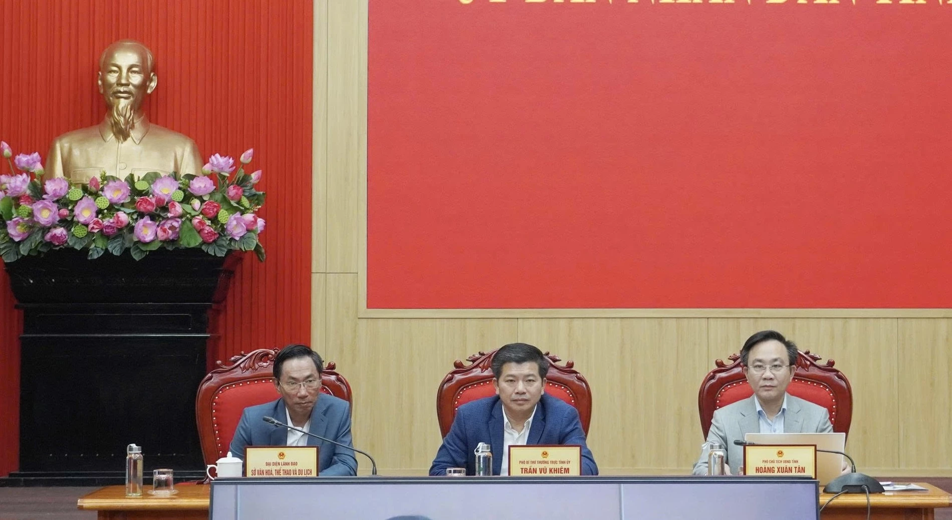 Đồng chí Trần Vũ Khiêm, Phó Bí thư Thường trực Tỉnh uỷ; đồng chí Hoàng Xuân Tân, Phó Chủ tịch UBND tỉnh và lãnh đạo Sở VHTTDL dự hội nghị tại điểm cầu tỉnh Quảng Trị - Ảnh: B.N