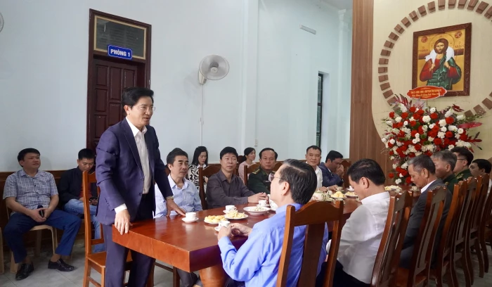 Đồng chí Trương An Ninh, Trưởng Ban Tuyên giáo và Dân vận Tỉnh ủy chúc mừng Giáng sinh tại giáo xứ Sen Bàng