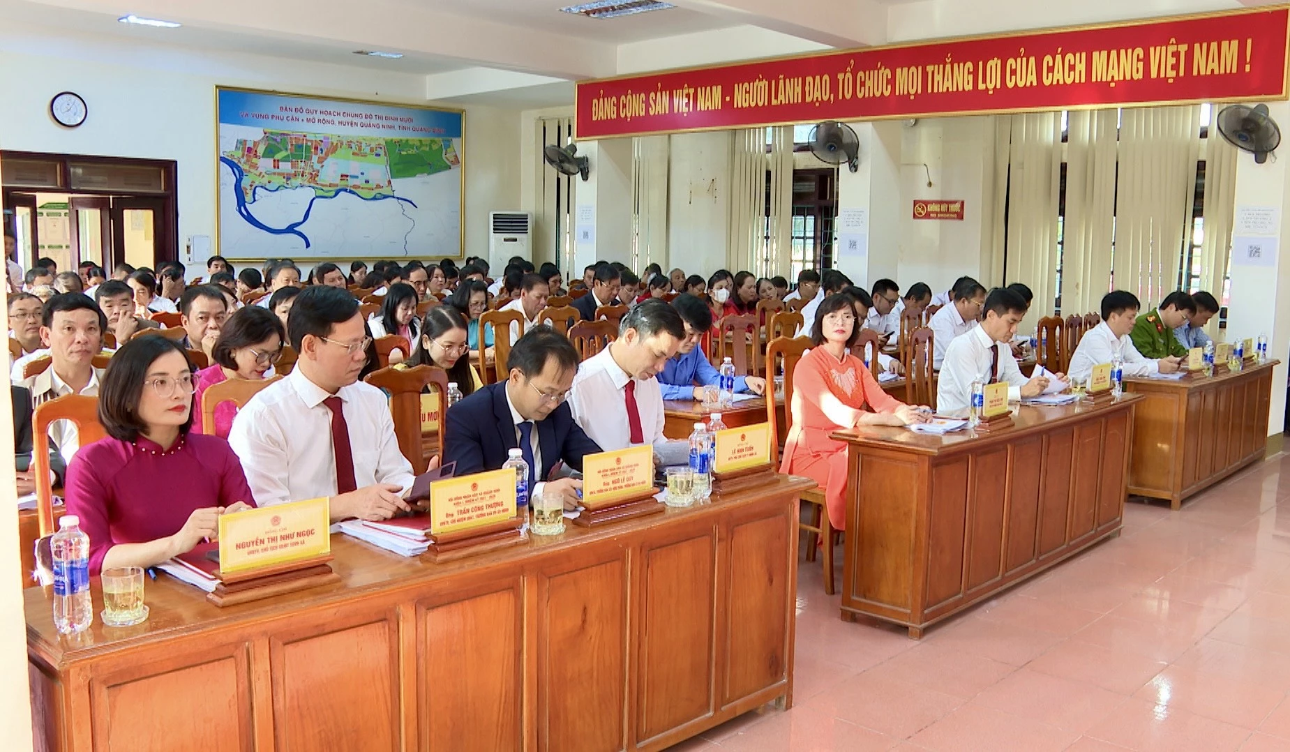 Các đại biểu dự kỳ họp - Ảnh: H.N