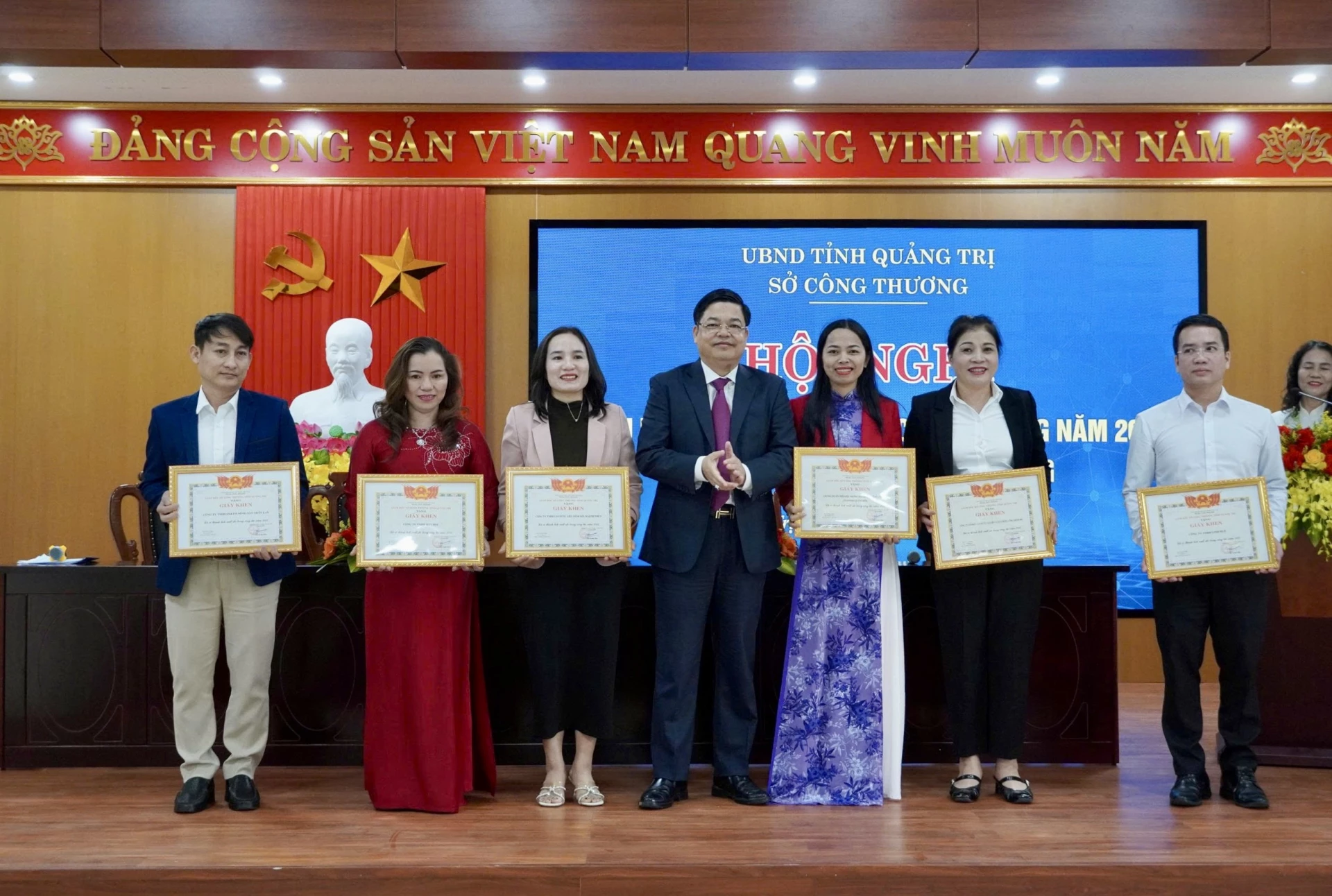 Lãnh đạo Sở Công Thương trao giấy khen cho các đơn vị đạt thành tích cao trong sản xuất, kinh doanh. - Ảnh: H.N