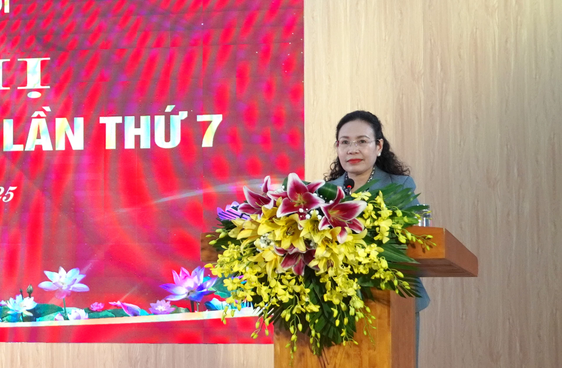 Đồng chí Bí thư Đảng ủy phường Đồng Hới Phạm Thị Hân phát biểu kết luận tại hội nghị. Ảnh: H.Tr.