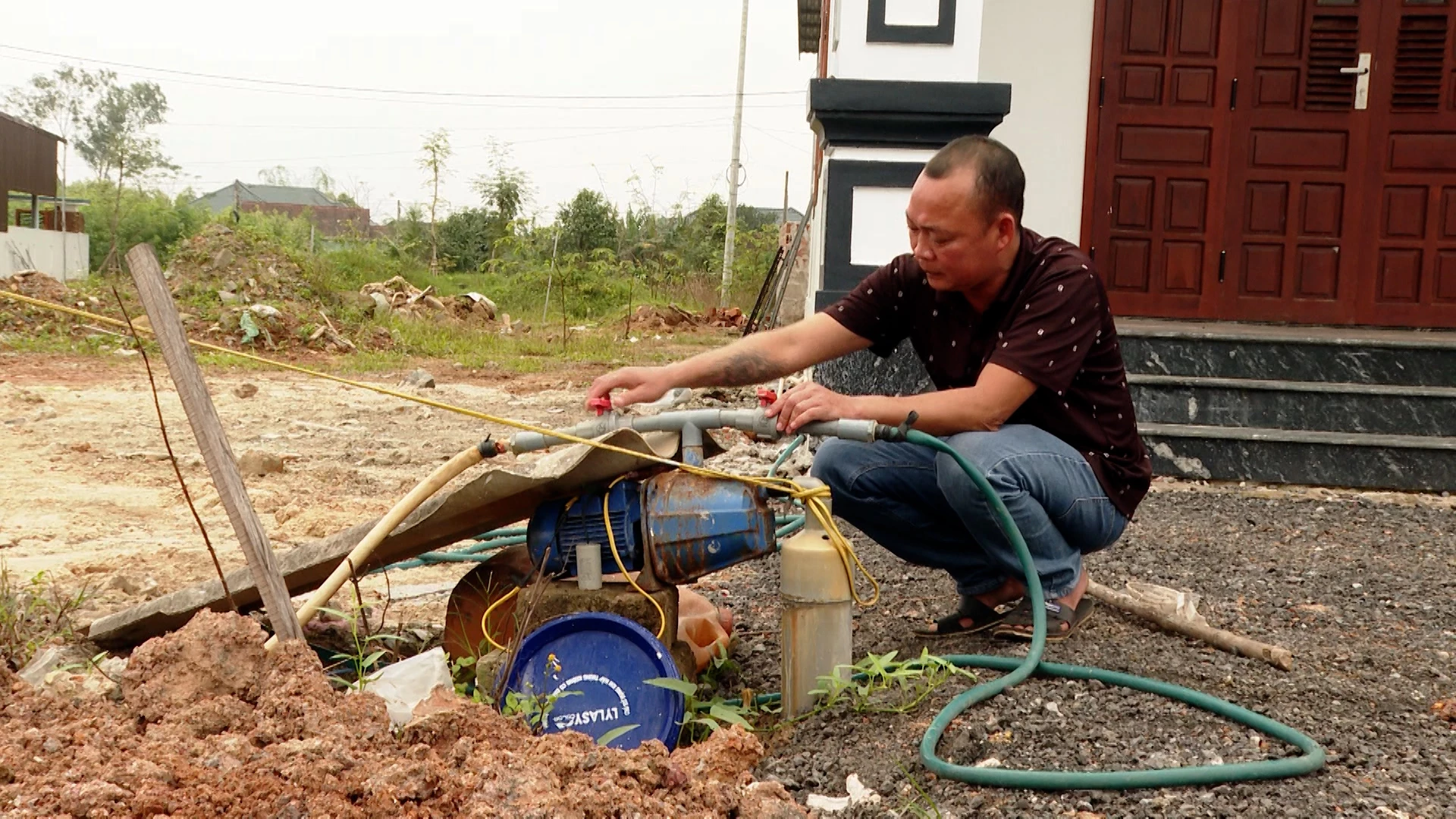 Nước giếng khoan bị nhiễm phèn nên người dân không thể sử dụng để ăn uống - Ảnh: N.K