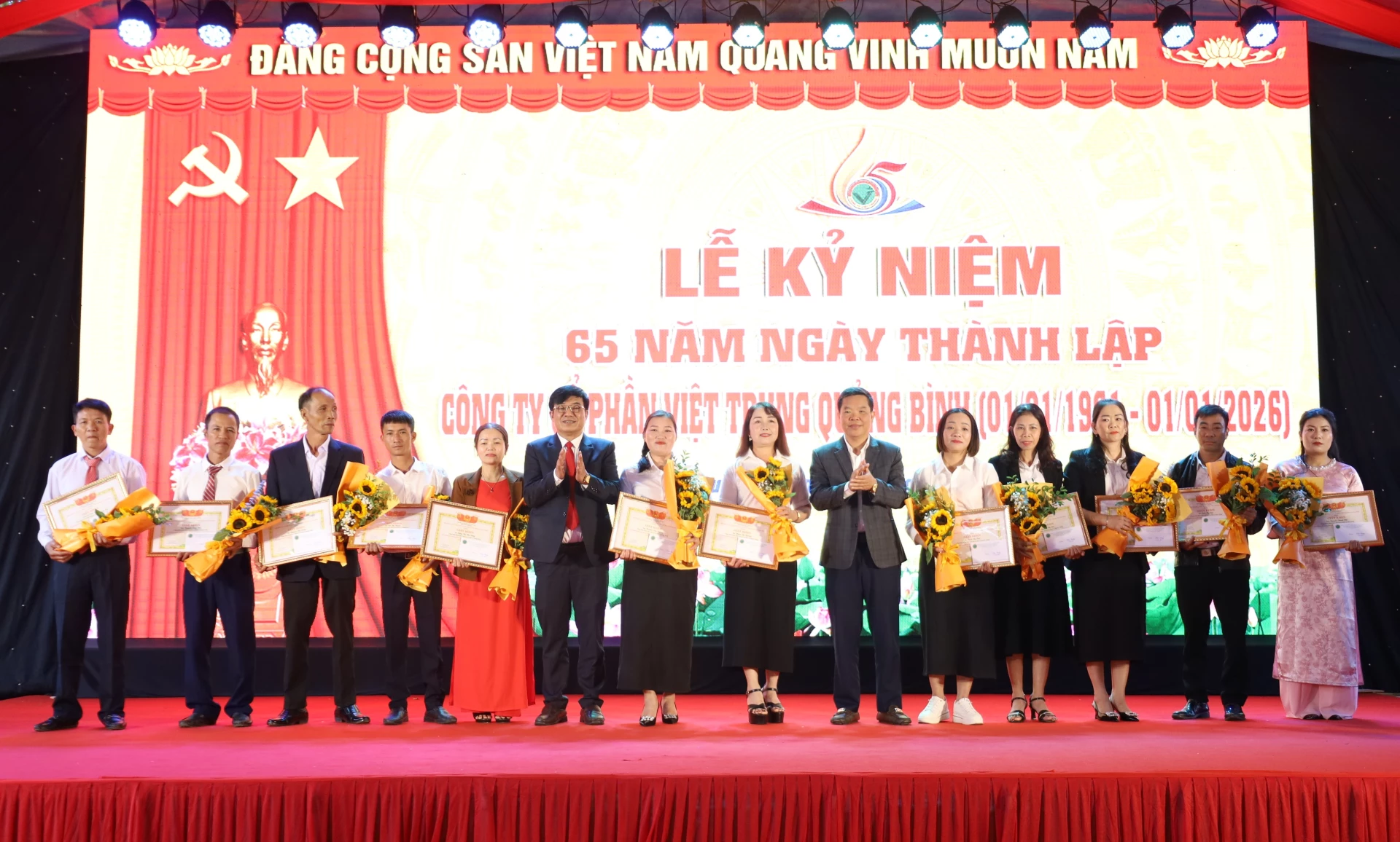 Công ty CP Việt Trung khen thưởng cho những cá nhân có thành tích xuất sắc trong phát triển đơn vị - Ảnh: Quang Ngọc