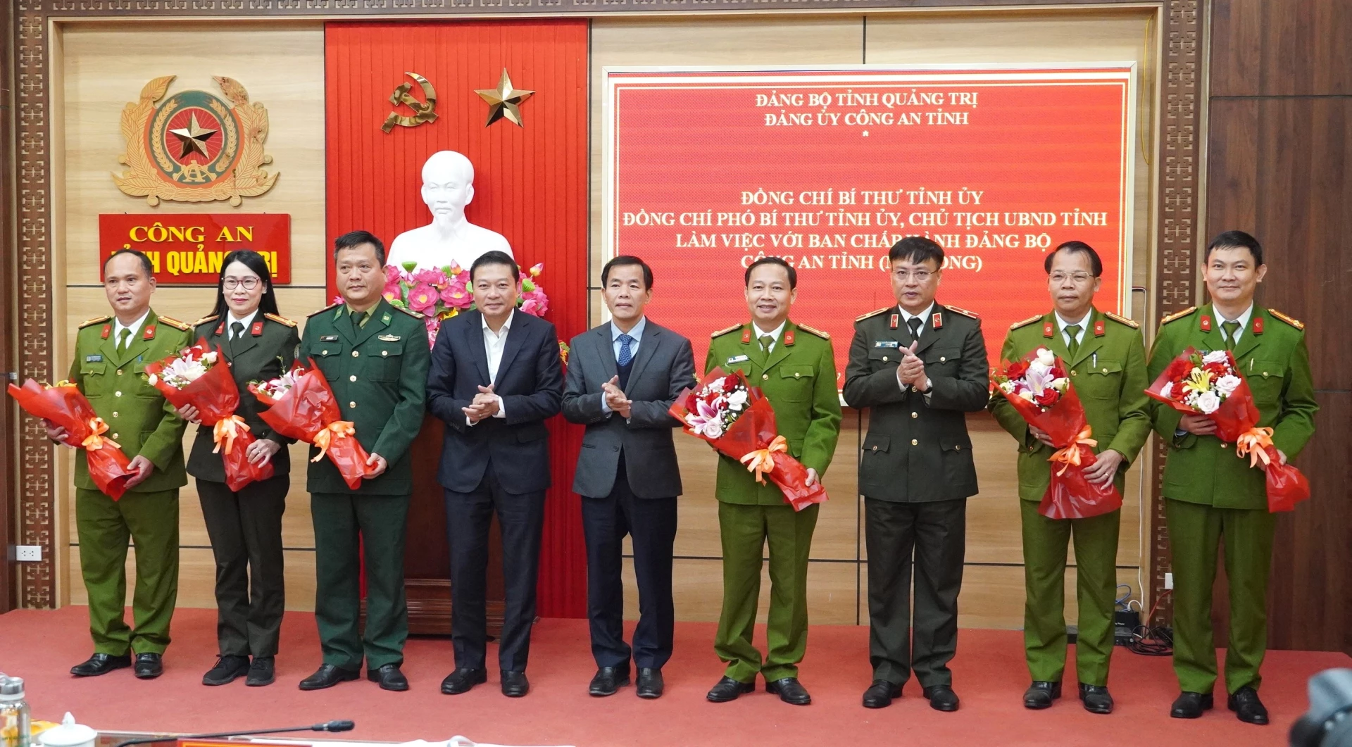 Các đồng chí lãnh đạo tỉnh trao thưởng cho các tập thể có thành tích xuất sắc trong công tác phòng, chống tội phạm - Ảnh: QV