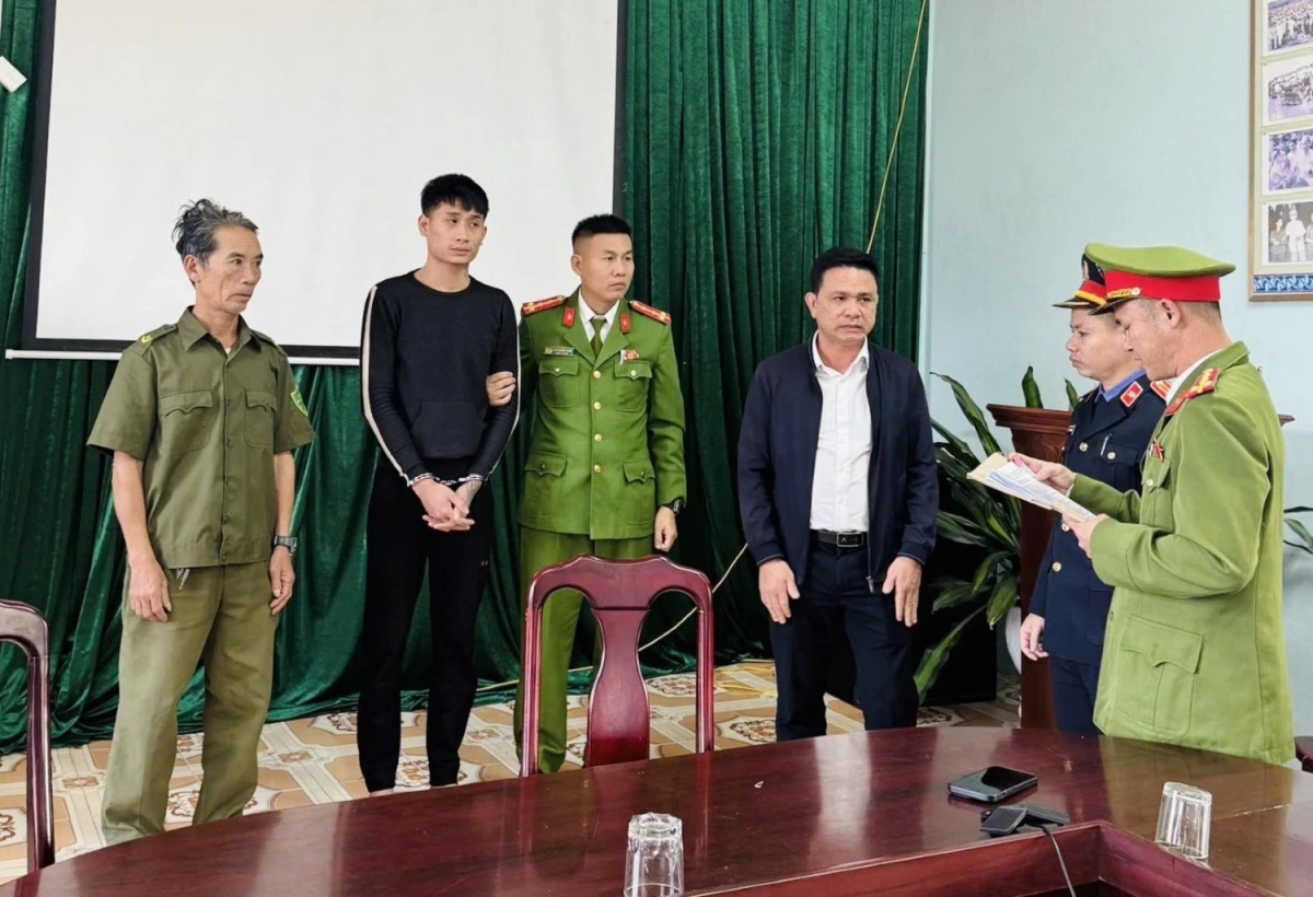 Khởi tố nam thanh niên dùng dao chém trúng cha đẻ.