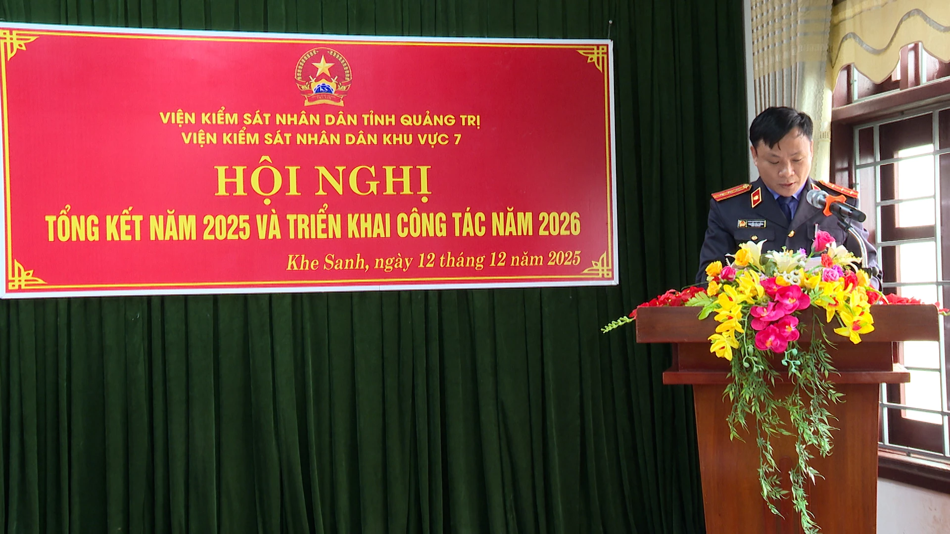 Lãnh đạo viện kiểm sát nhân dân Khu vực 7 báo cáo hoạt động năm 2025 tại hội nghị - Ảnh Phước Đạt