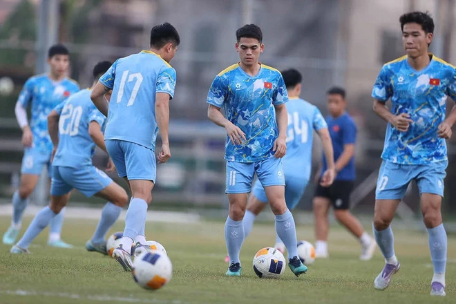 Khuất Văn Khang và đồng đội có buổi tập đầu tiên tại Thái Lan. (Nguồn: VFF)