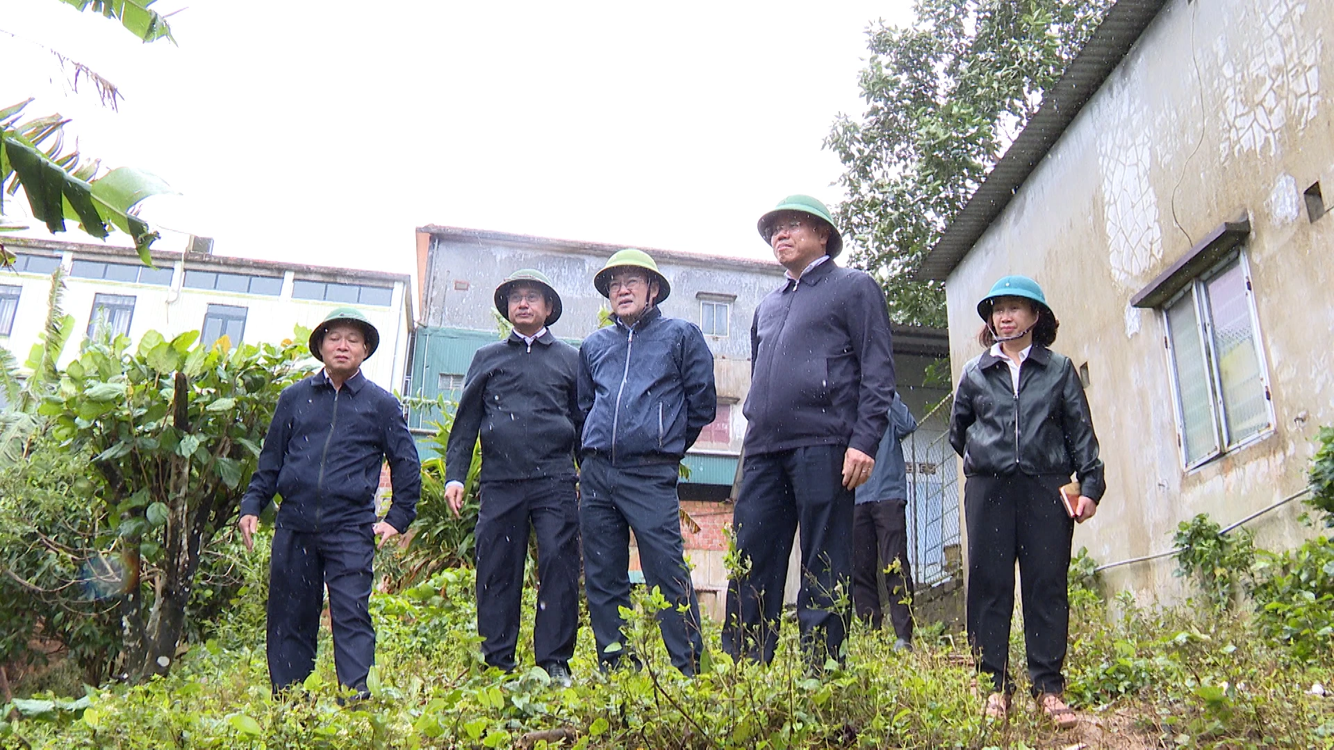 Đoàn công tác của Lãnh đạo tỉnh đã đến kiểm tra hiện trường lần cuối trước khi triển khai công trình xây dựng kè