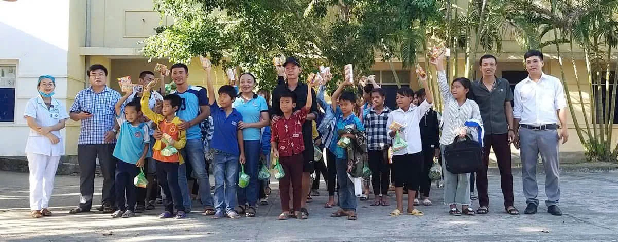 Giáo viên Trường phổ thông dân tộc bán trú TH và THCS Lâm Hóa đưa học sinh đến Bệnh viện đa khoa Tuyên Hóa kiểm tra sức khỏe - Ảnh: C.H