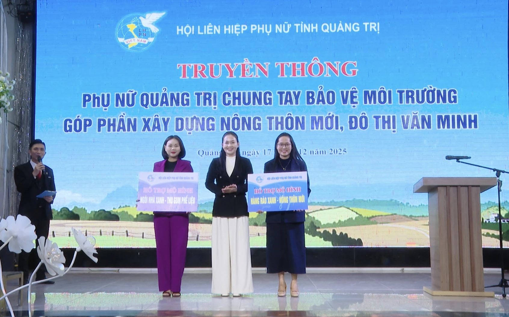 Lãnh đạo Hội Liên hiệp phụ nữ tỉnh trao biển hỗ trợ các mô hình bảo vệ môi trường cho Hội LHPN phường Đồng Hới và Đồng Sơn - Ảnh: K.H