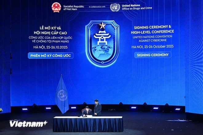 Bộ trưởng Bộ Công an Lương Tam Quang đại diện Việt Nam ký Công ước của Liên hợp quốc về chống tội phạm mạng. (Ảnh: Minh Sơn/Vietnam+)