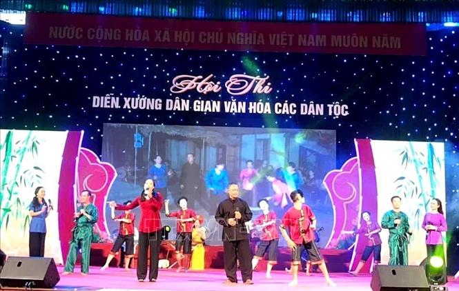 Các nghệ nhân, câu lạc bộ văn hóa dân gian trên địa bàn tỉnh Quảng Trị bền bỉ thực hành, trao truyền các giá trị văn hóa truyền thống đến cộng đồng và thế hệ mai sau. Ảnh: TTXVN phát